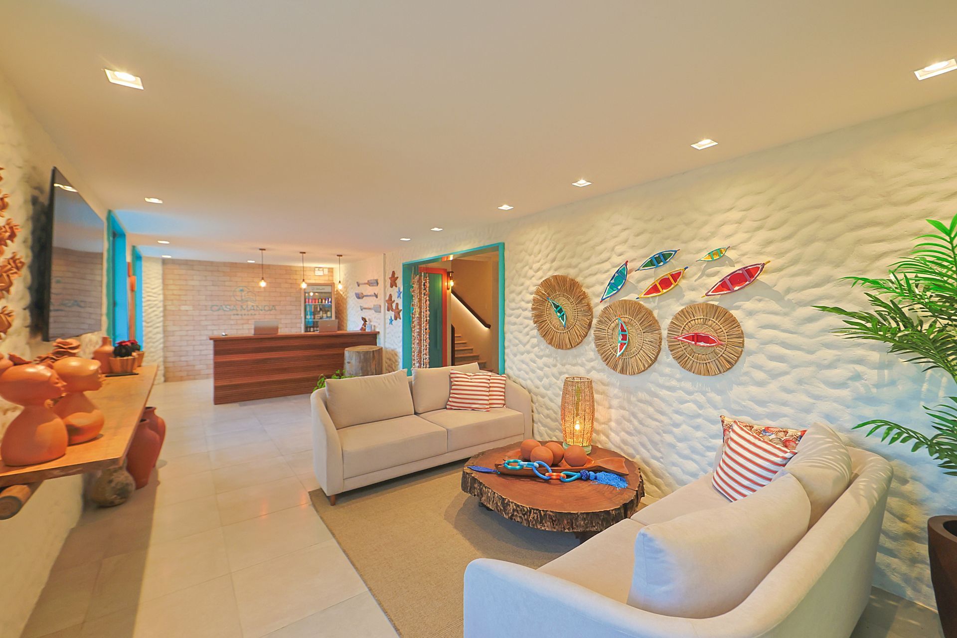 Há um sofá e uma mesa na sala de estar.