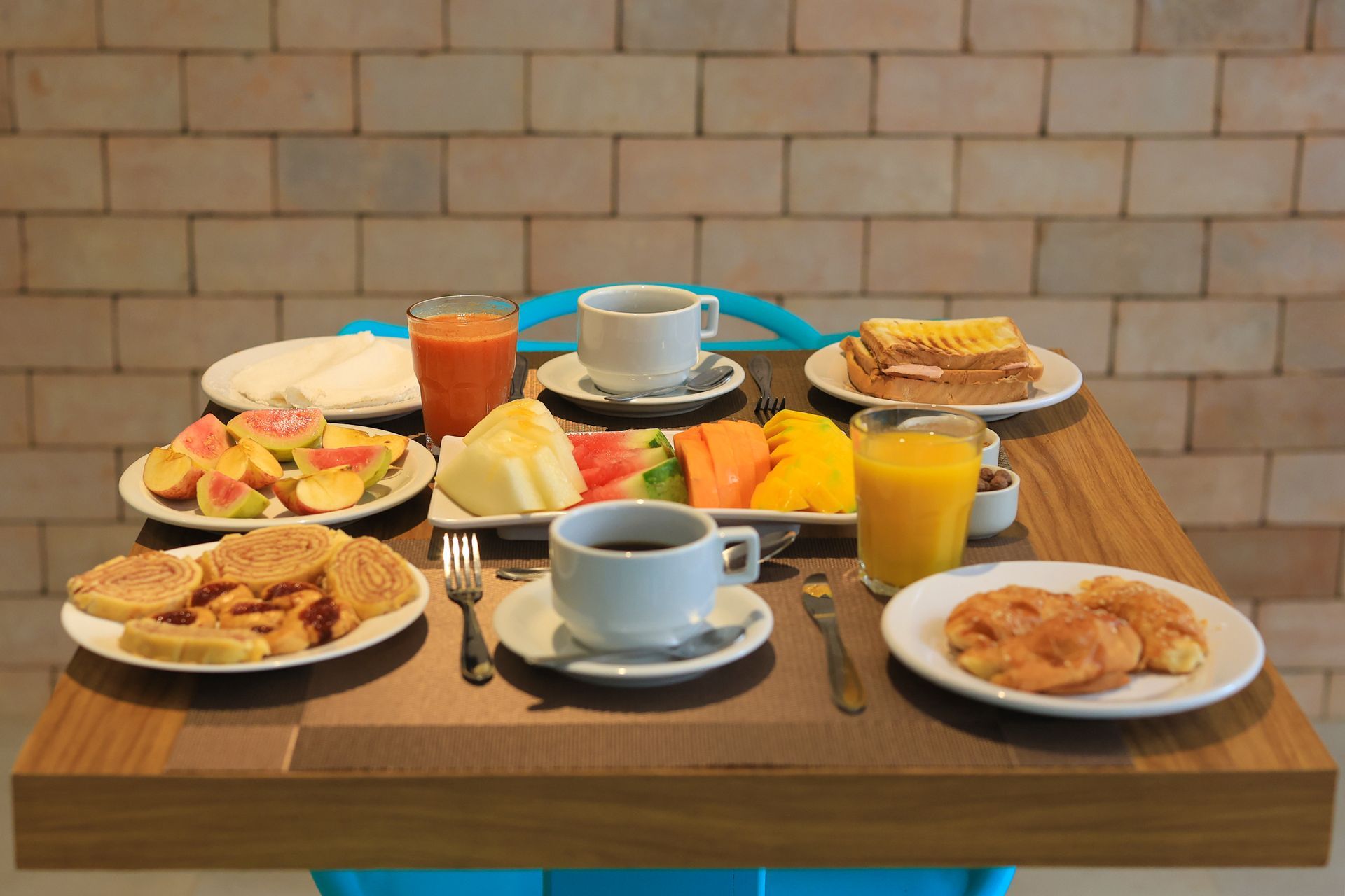 Uma mesa coberta com pratos de comida e bebidas.