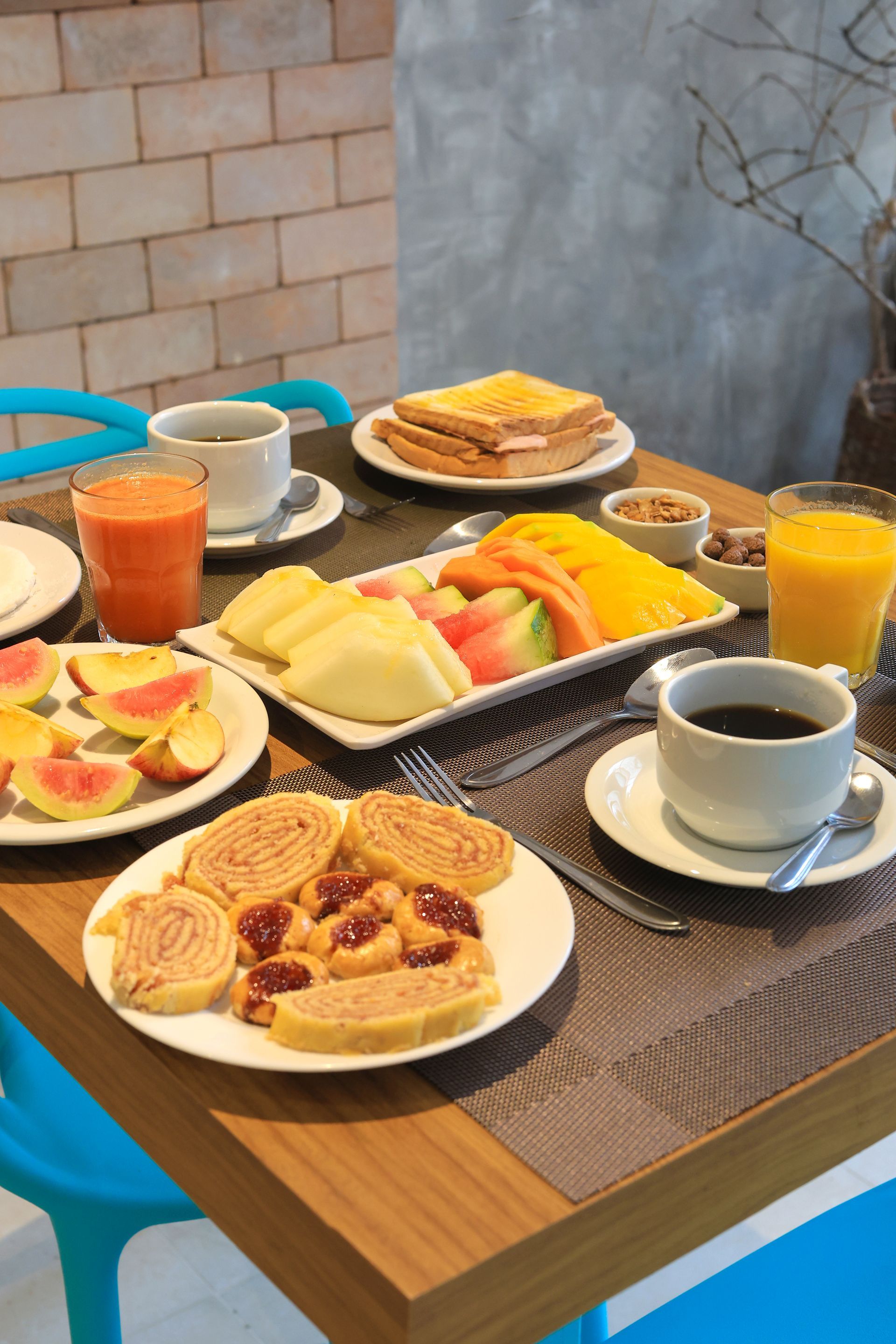 Uma mesa coberta com pratos de comida e bebidas.