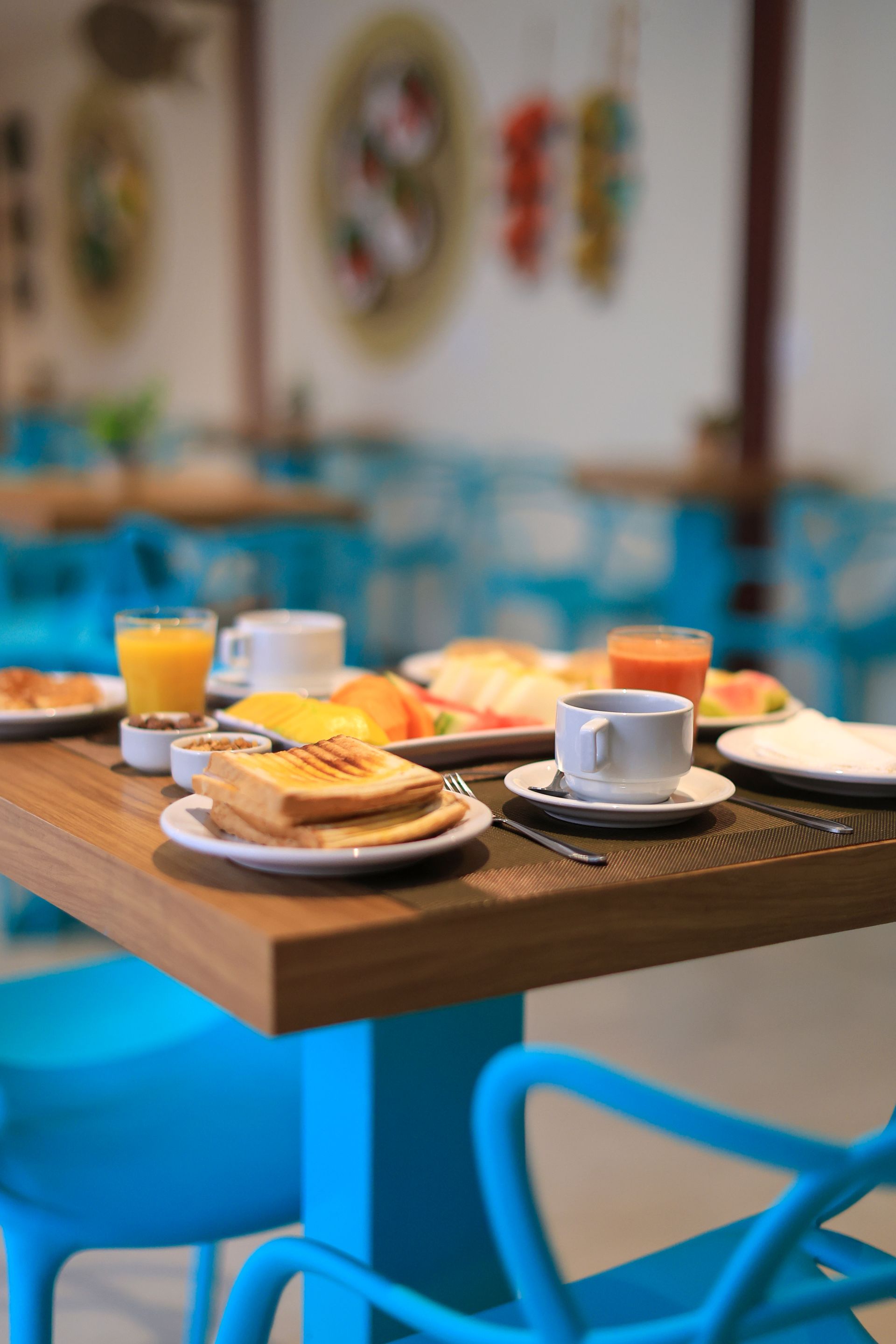 Uma mesa com pratos de comida e xícaras de café sobre ela