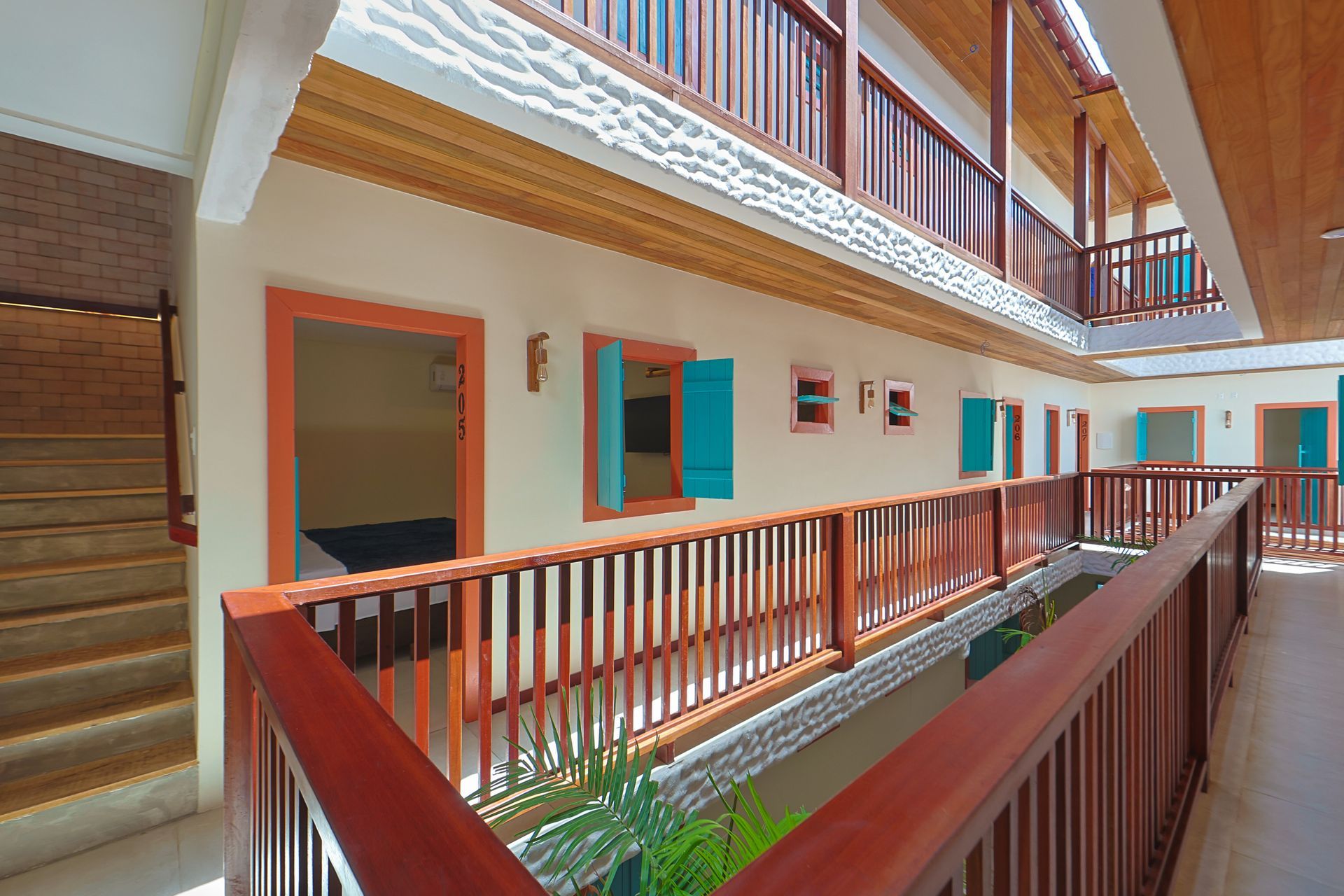 Há uma varanda no meio do prédio.