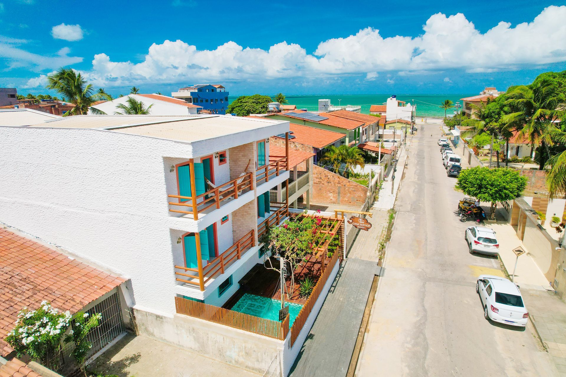 Uma vista aérea de um edifício com uma piscina na frente.