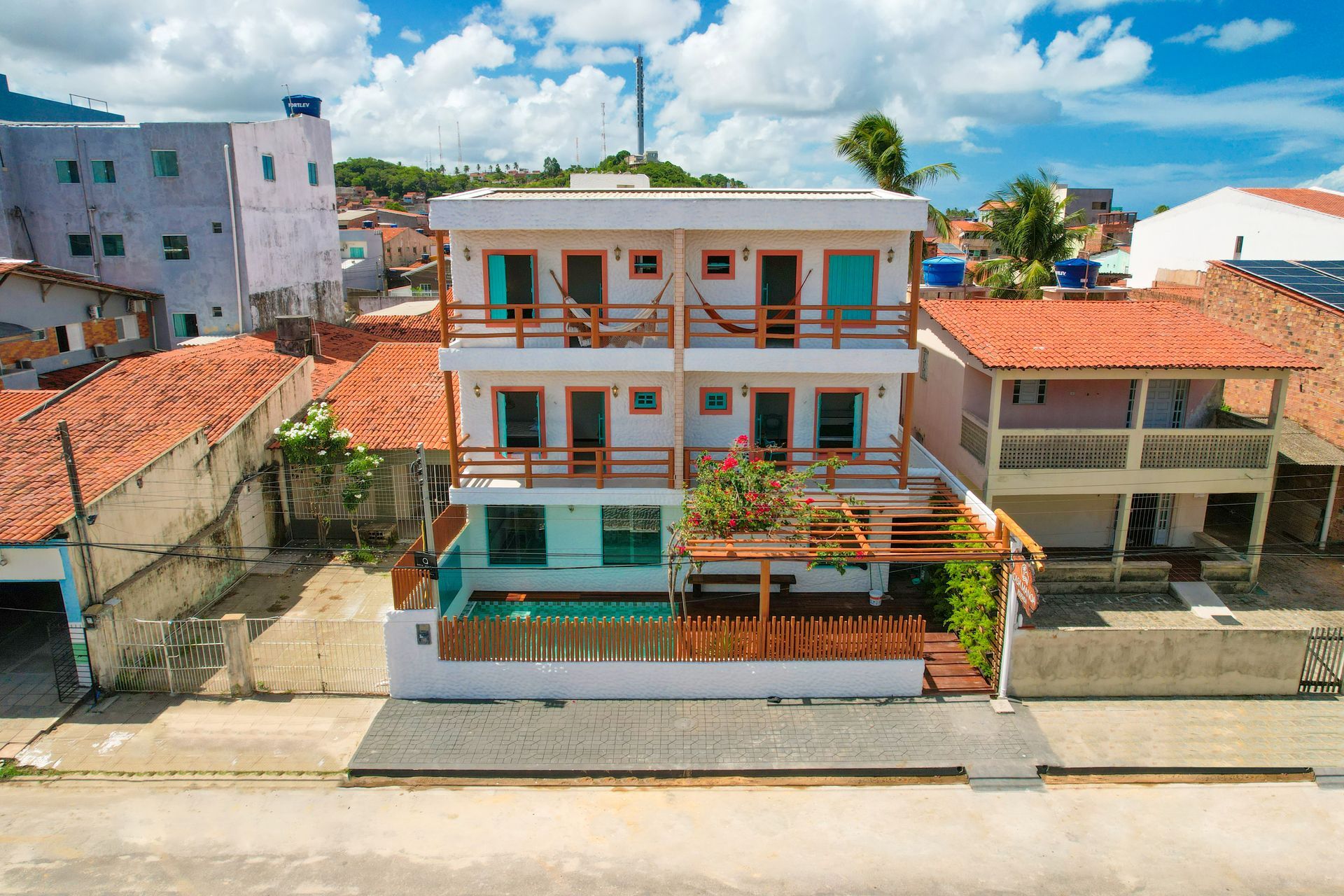 Uma vista aérea de uma casa com piscina