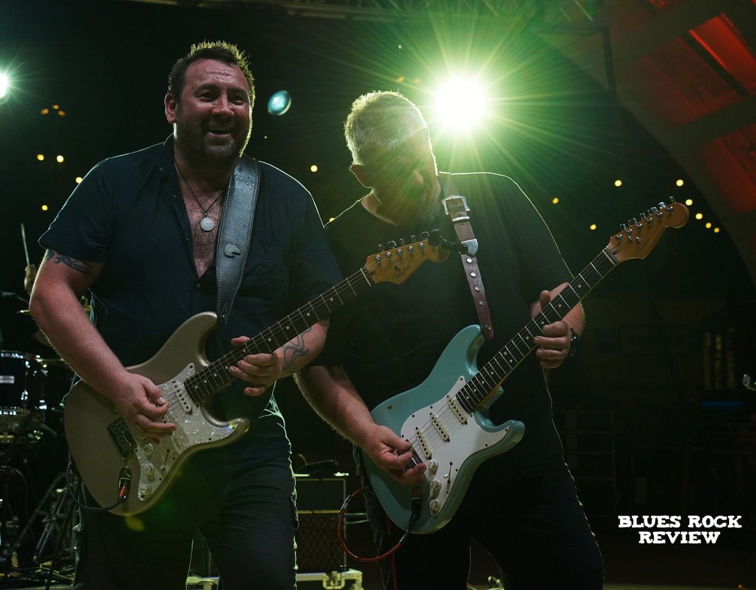 KING KIING brothers Alan and Stevie playig guitars onstage