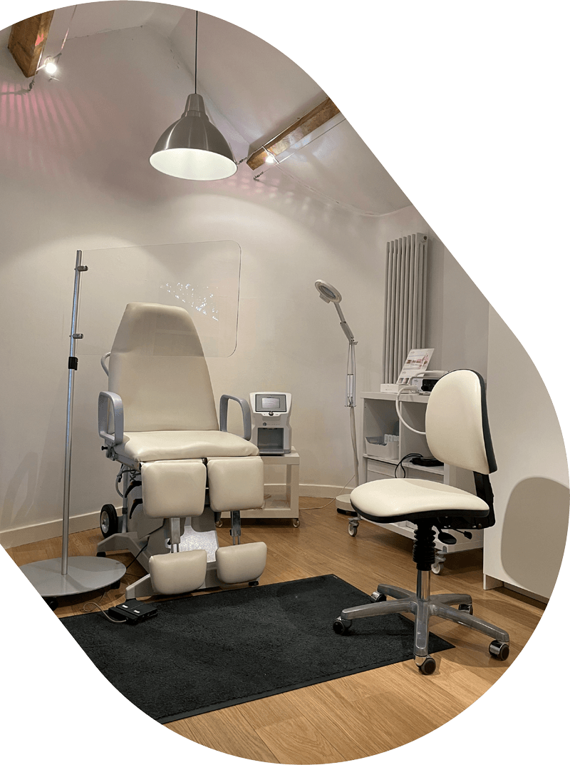 A clinic with a chair and a lamp in it.