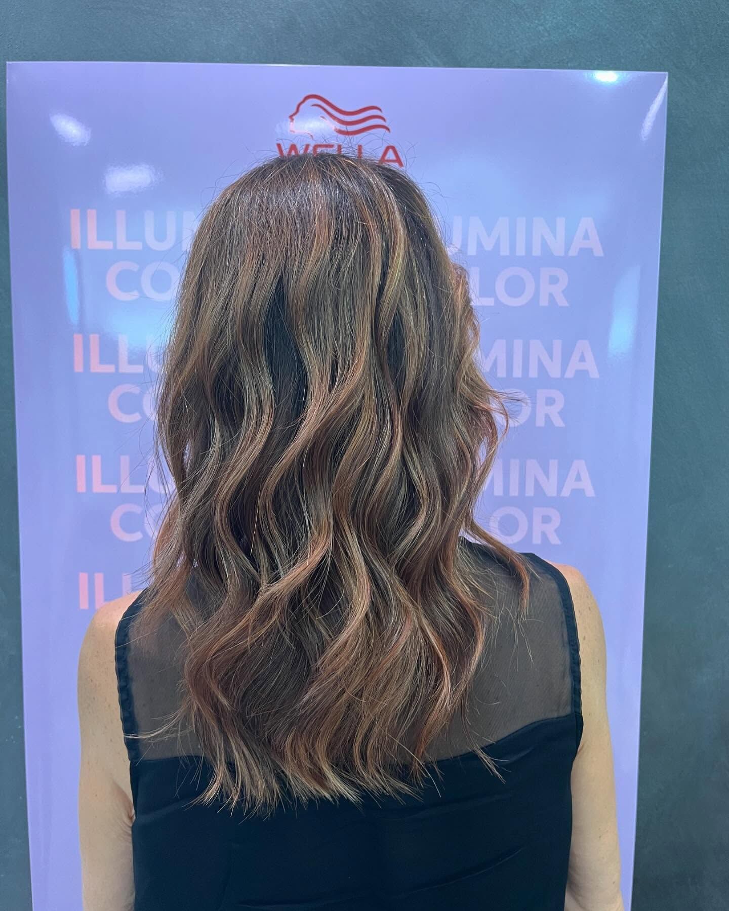 Una donna è in piedi davanti a un cartello che dice illumina color