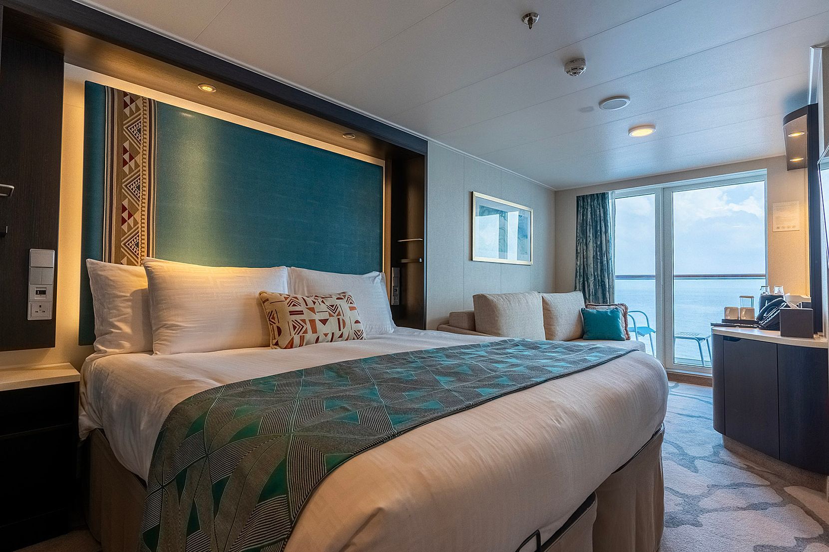 AROYA Cruise balcony cabin with Red Sea view