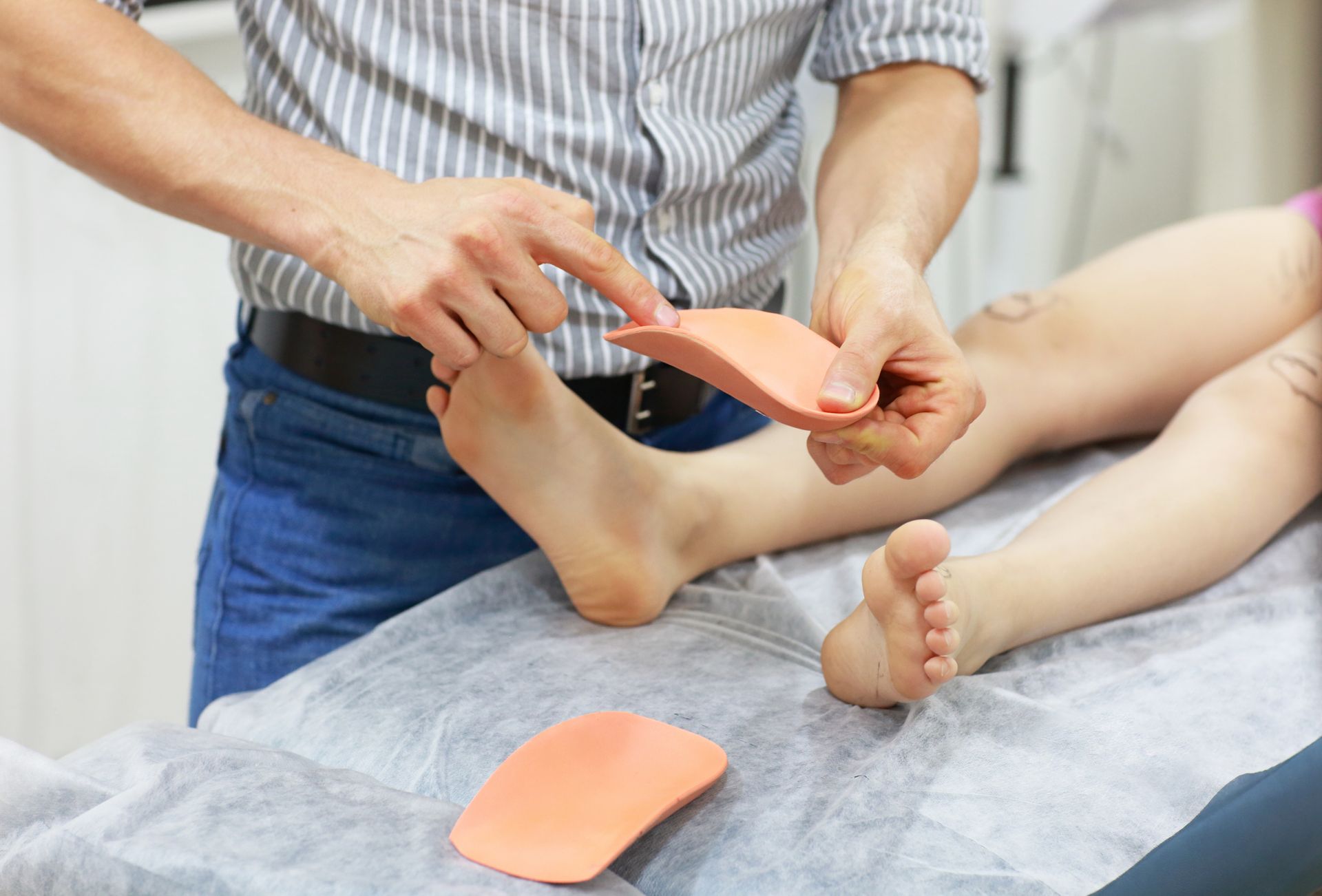 specialist dealing with flat feet problem by orthopedic insoles. specialist dealing with flat feet problem by orthopedic insoles.