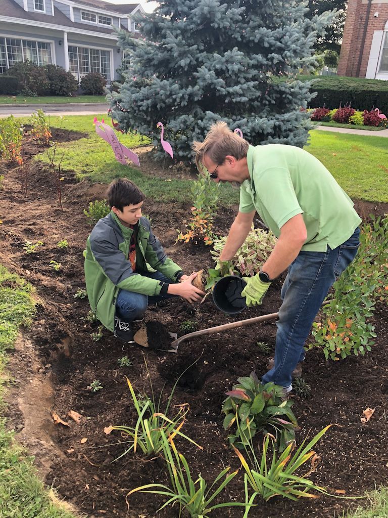 Volunteer learning from Landscape Ecologist, Rusty Schmidt.