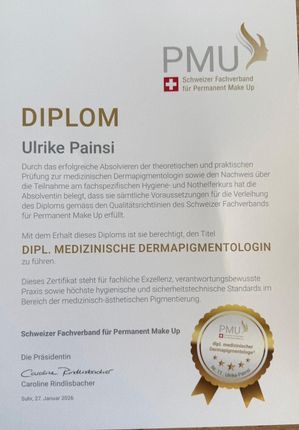 Urkunde mit PMU-Logo, goldenem Siegel und Text für Dr. Ulrike Painsi auf weißem Hintergrund