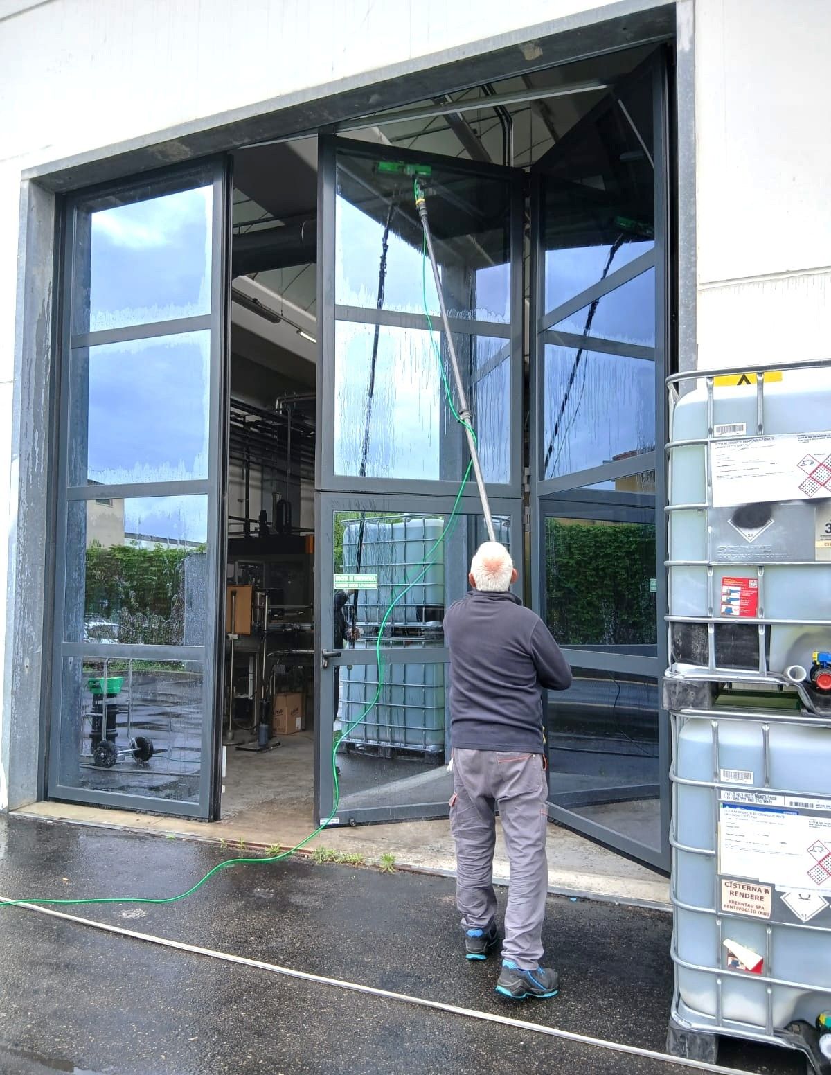 Un gruppo di sei persone in posa in un teatro vuoto. Indossano uniformi da lavoro coordinate e sorridono alla telecamera. Sedili rossi e decorazioni dorate.