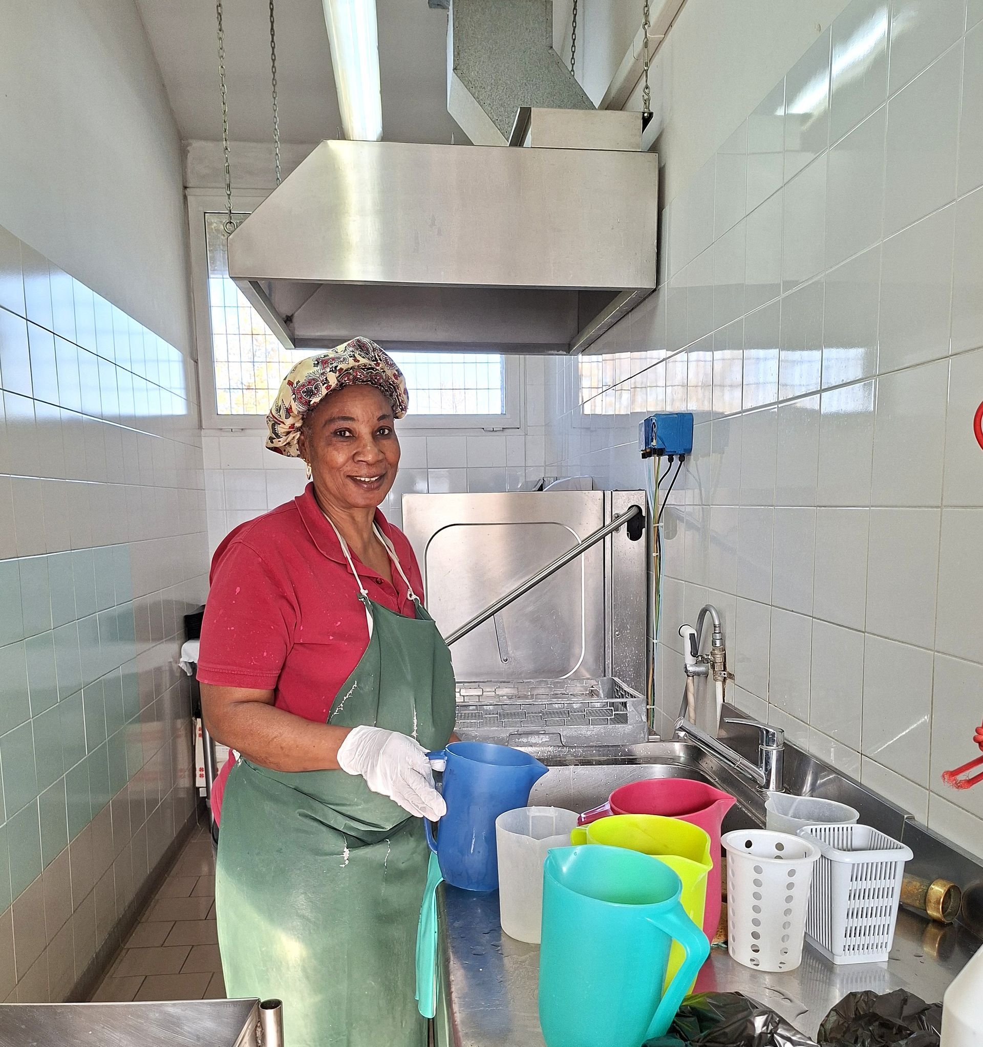 Una donna in un teatro usa un bastone bianco per spazzare le file di poltrone.