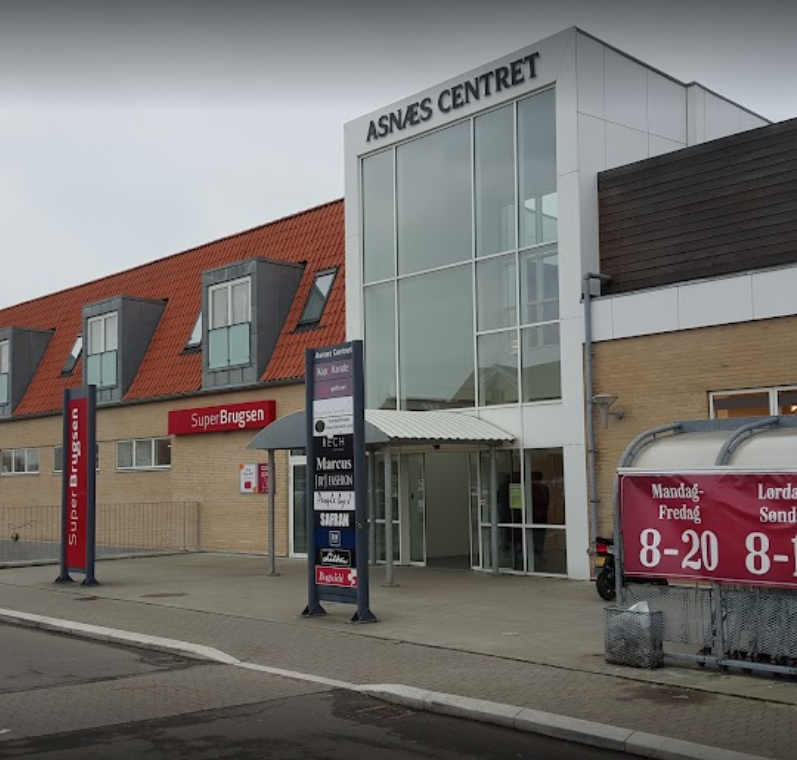en bygning med et skilt, hvor der står super brugsen på