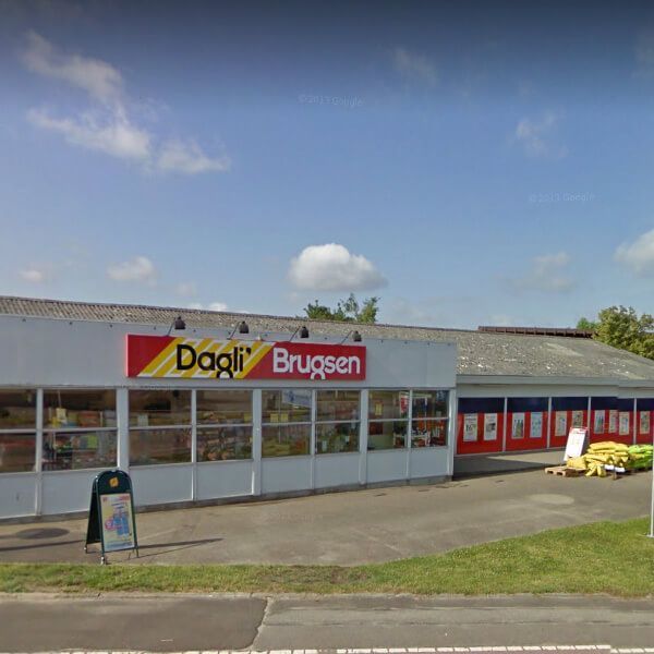 ydersiden af en dagli brugsen butik med en blå himmel i baggrunden