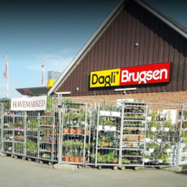 en bygning med et skilt, hvor der står dagli brugsen