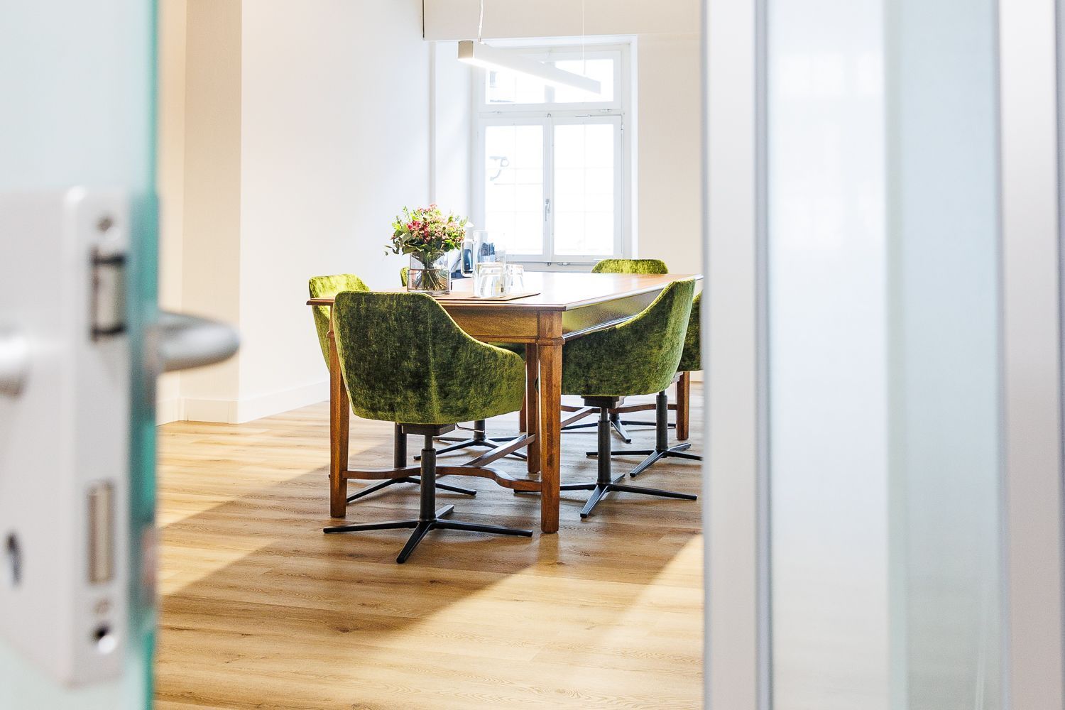 Ein Esszimmer mit einem Tisch und Stühlen darin.