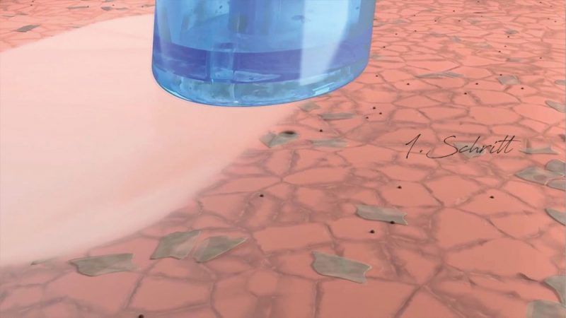 Eine Nahaufnahme eines Glases Wasser auf einem gefliesten Boden.