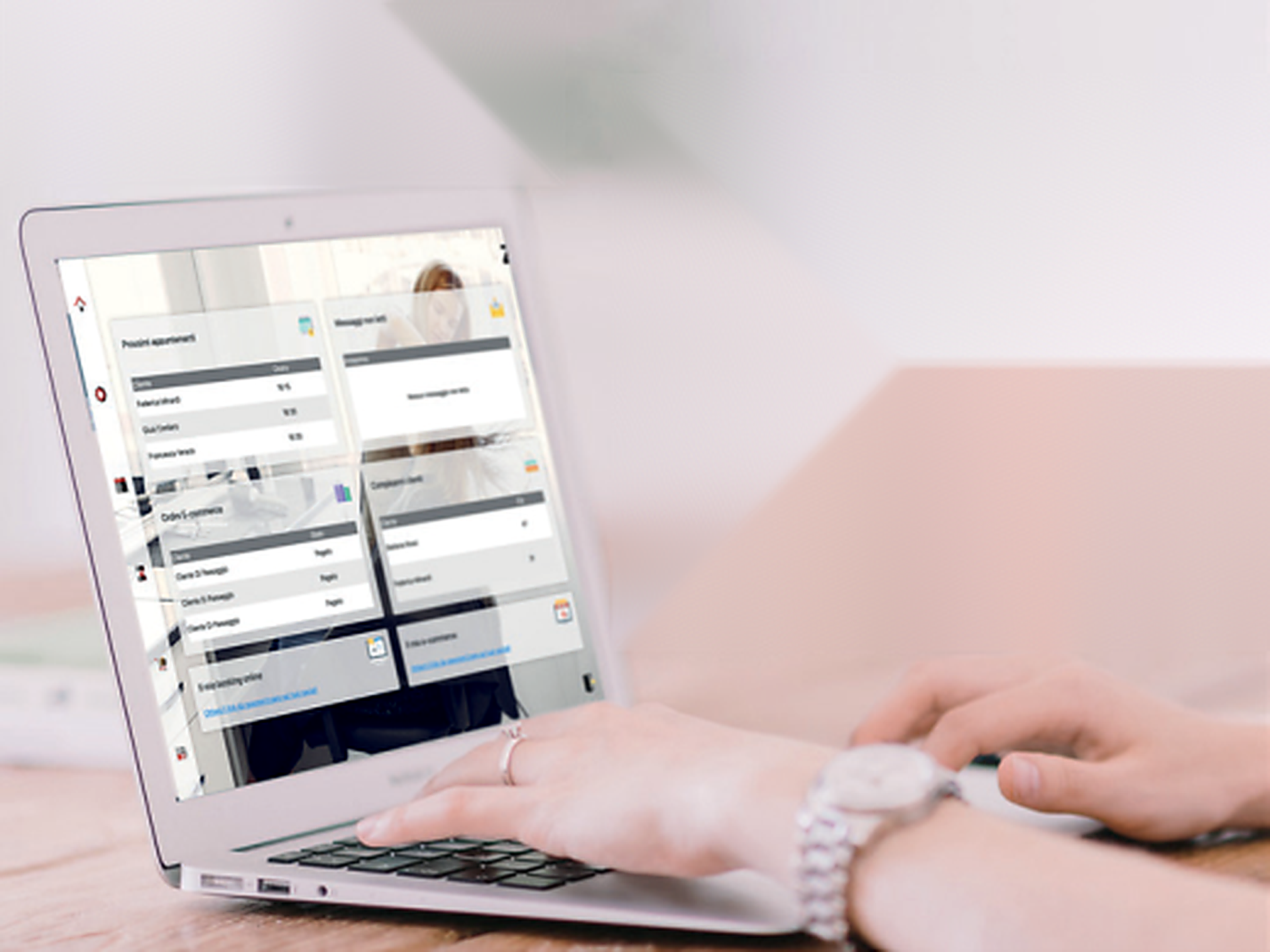 Donna con lunghi capelli castani mossi dal vento, che guarda avanti.