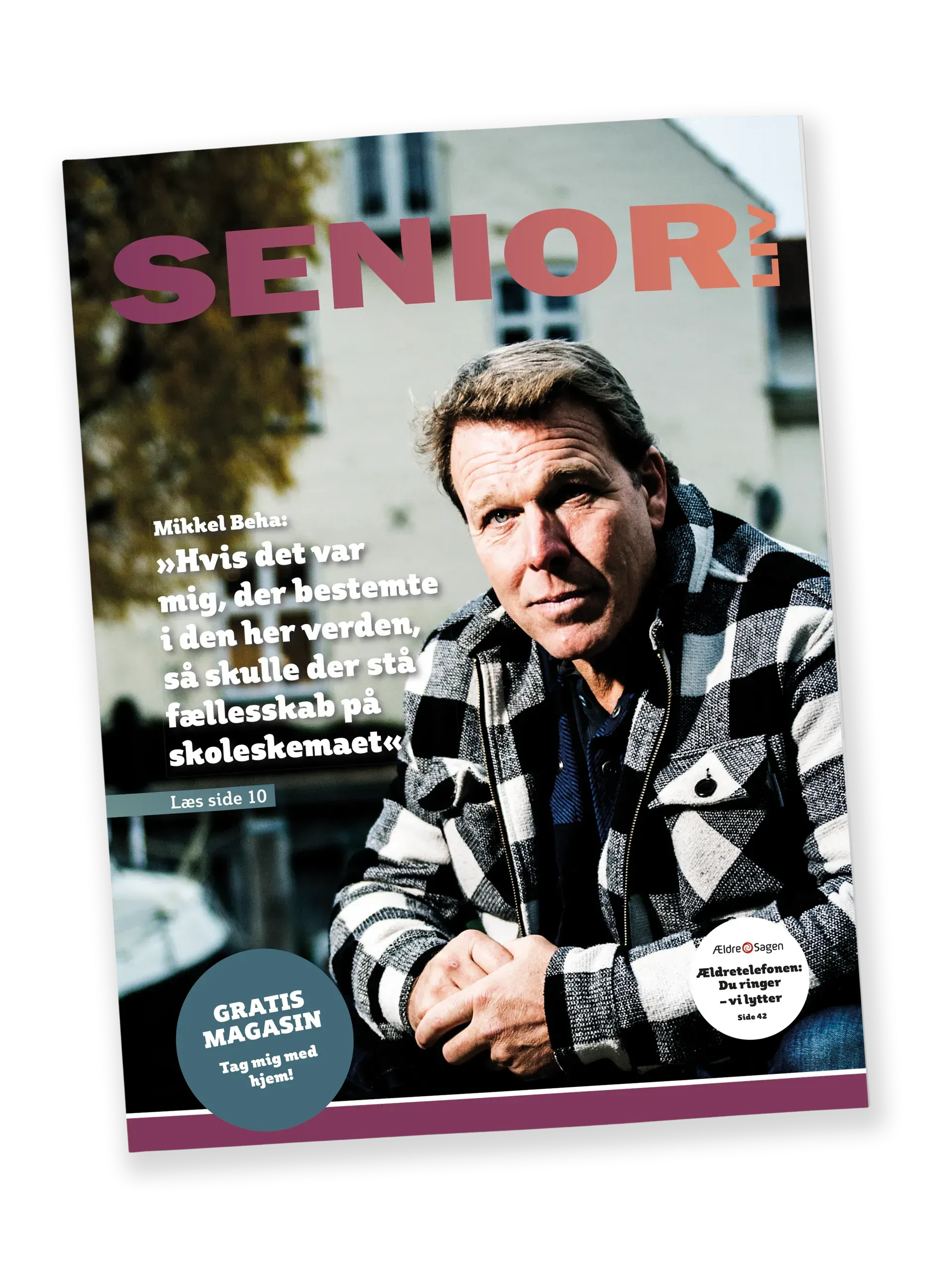Mikkel Beha på forsiden af magasinet 'SeniorLiv' i en hvid og sort ternet jakke.
