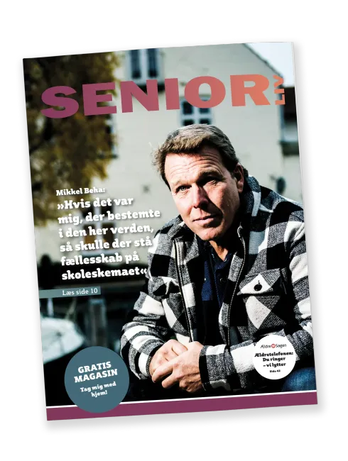 Mikkel Beha på forsiden af magasinet 'SeniorLiv' i en hvid og sort ternet jakke.