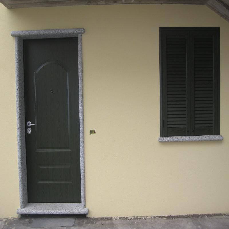 portone e finestra chiusi