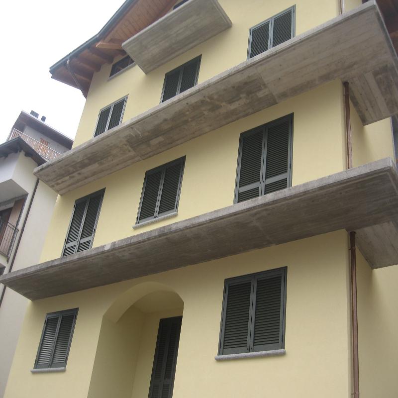 facciata finestre con serrande chiuse