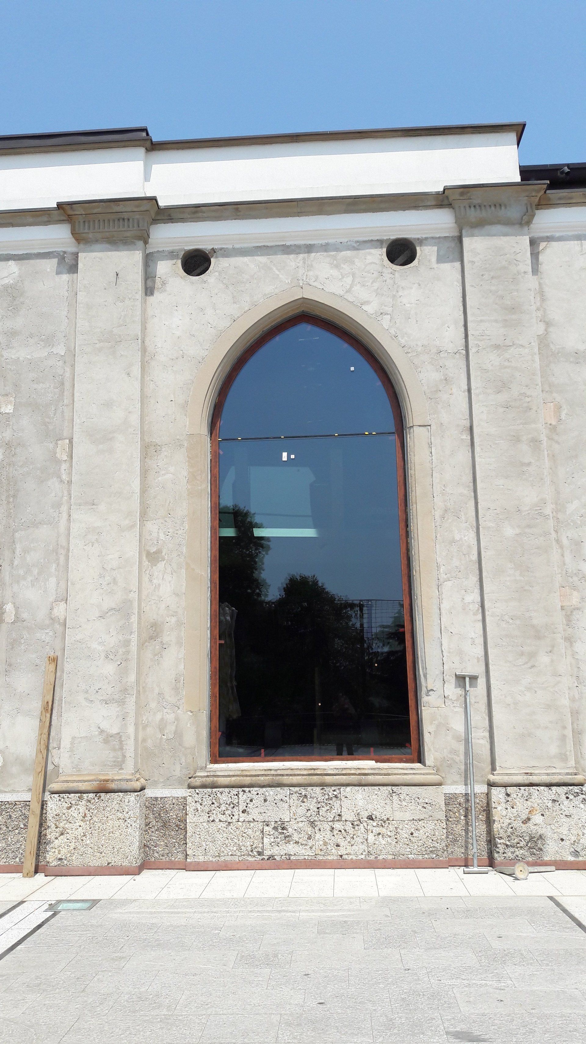 finestra in stabile storico