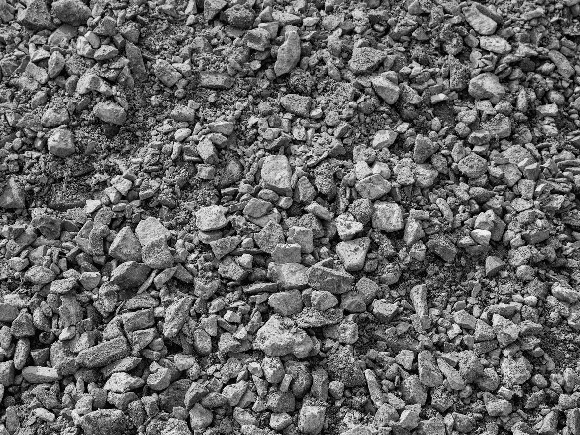 Montón de fragmentos de roca rota, de color gris oscuro. 