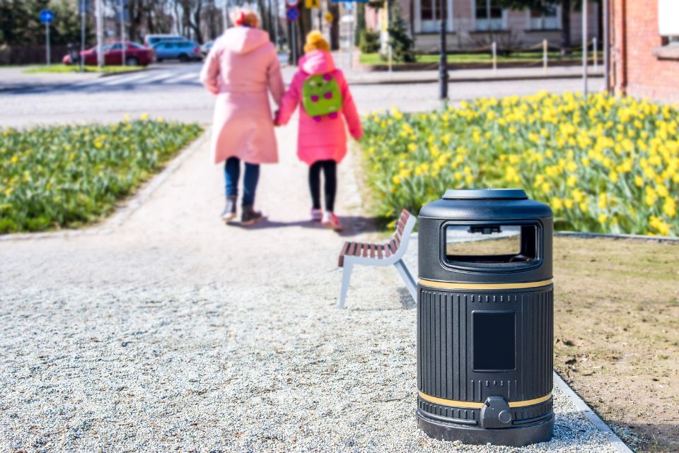 Cestino in giardino pubblico