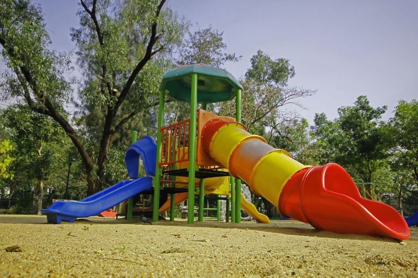 Parco giochi con scivolo