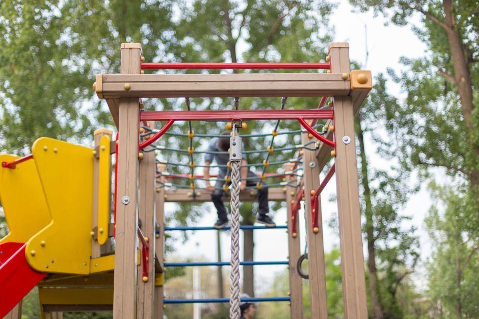 Tetto a corde in parco giochi