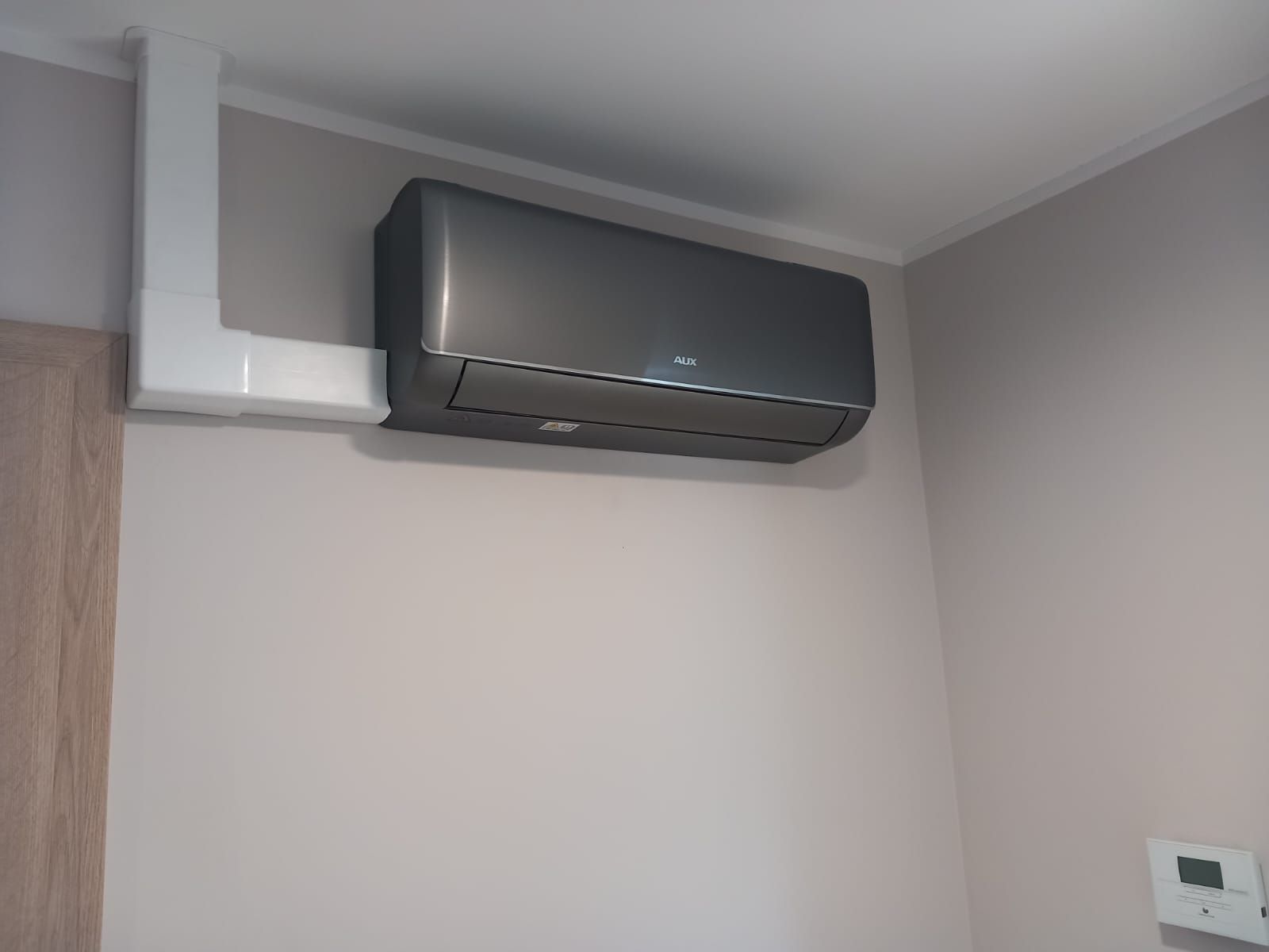 Klimatyzator ścienny AUX Q-Smart w eleganckim grafitowym kolorze, o mocy 3,5 kW