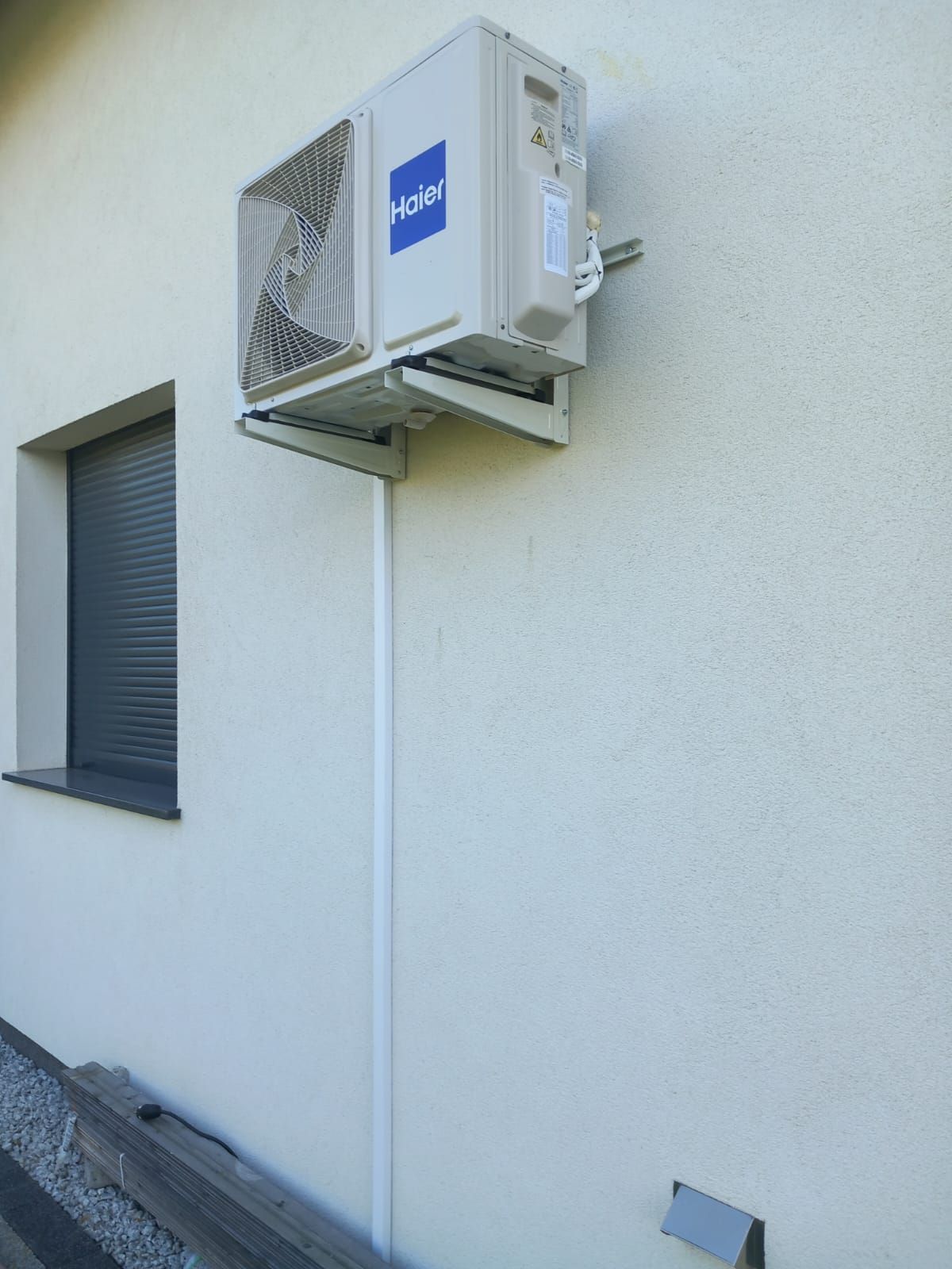 Agregat zewnętrzny Haier 5,2 kW (multi-split) zamontowany na elewacji domu jednorodzinnego w Jelczu-Laskowicach.