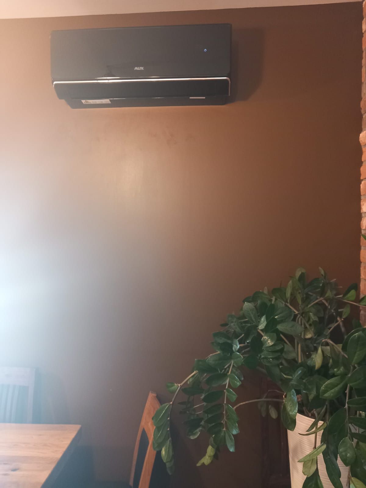 Czarna jednostka wewnętrzna klimatyzacji Halo Deluxe AUX 3,5 kW