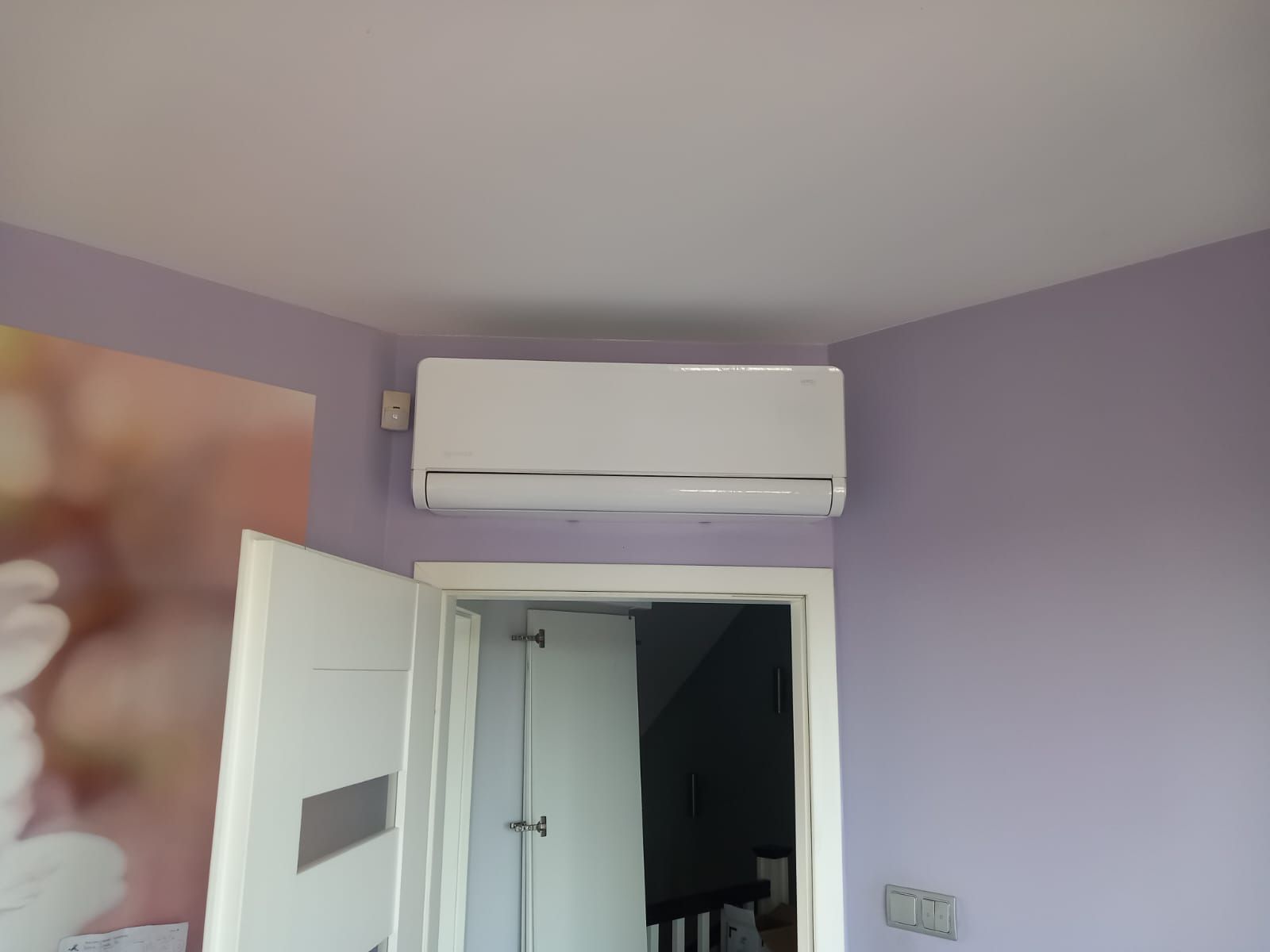 Klimatyzator ścienny Rotenso Versa Pure 3,5 kW (multi-split) w białym, połyskującym wykończeniu