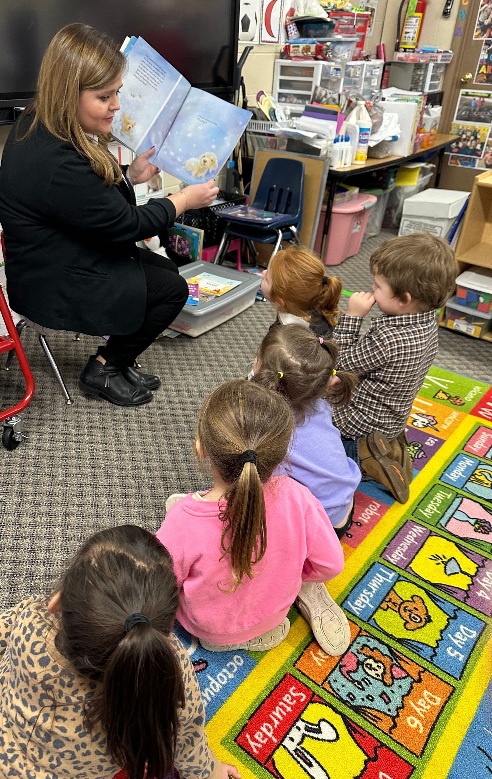 Amanda Long reads to children