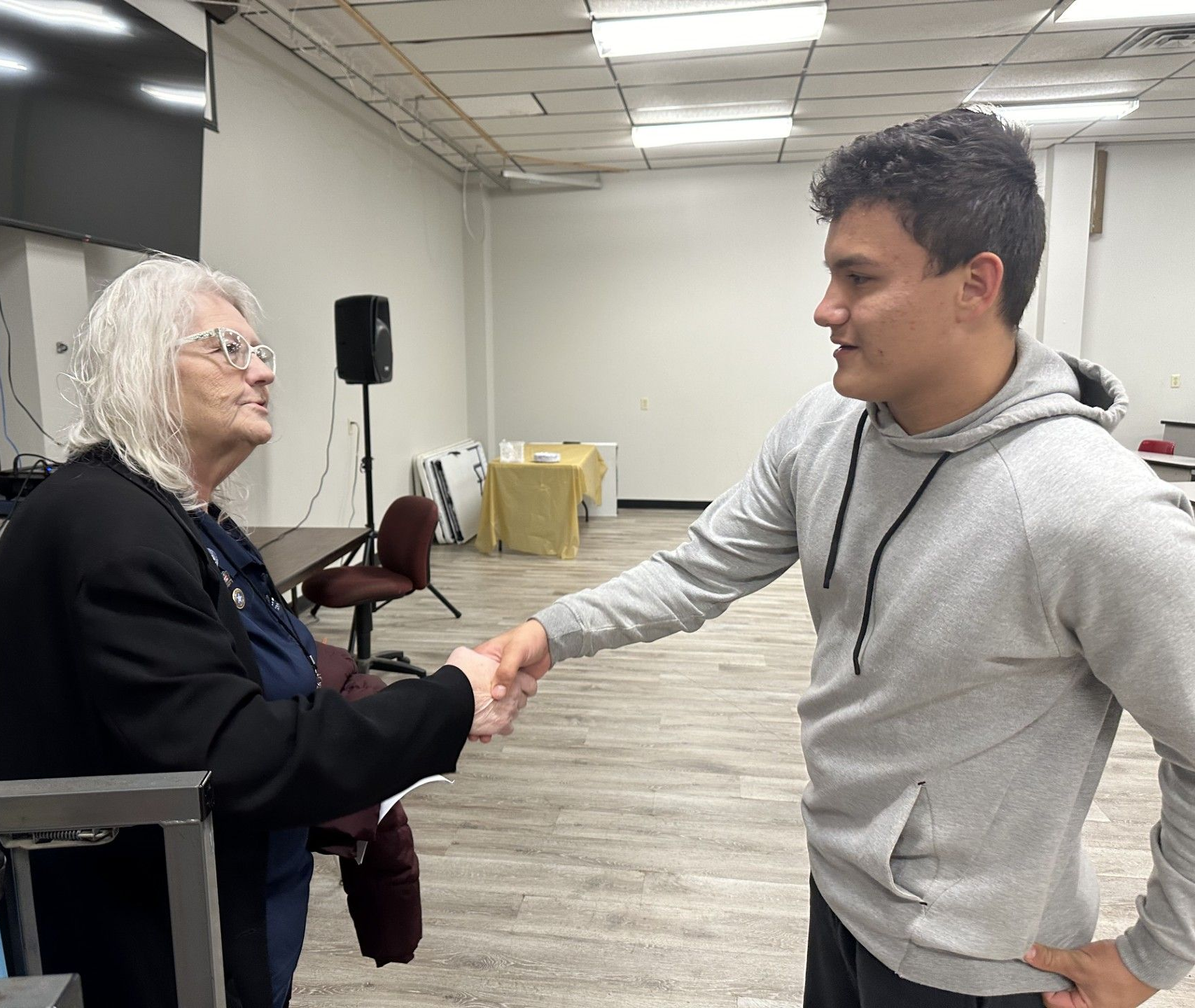 Darrian Scraper thanks Mayor Jean Ann Wright for visiting the class.