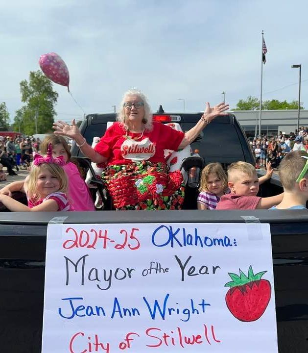 Mayor Jean Ann Wright and grandkids in the parade.