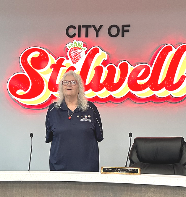 Mayor Wright welcomes  visitors to City Hall