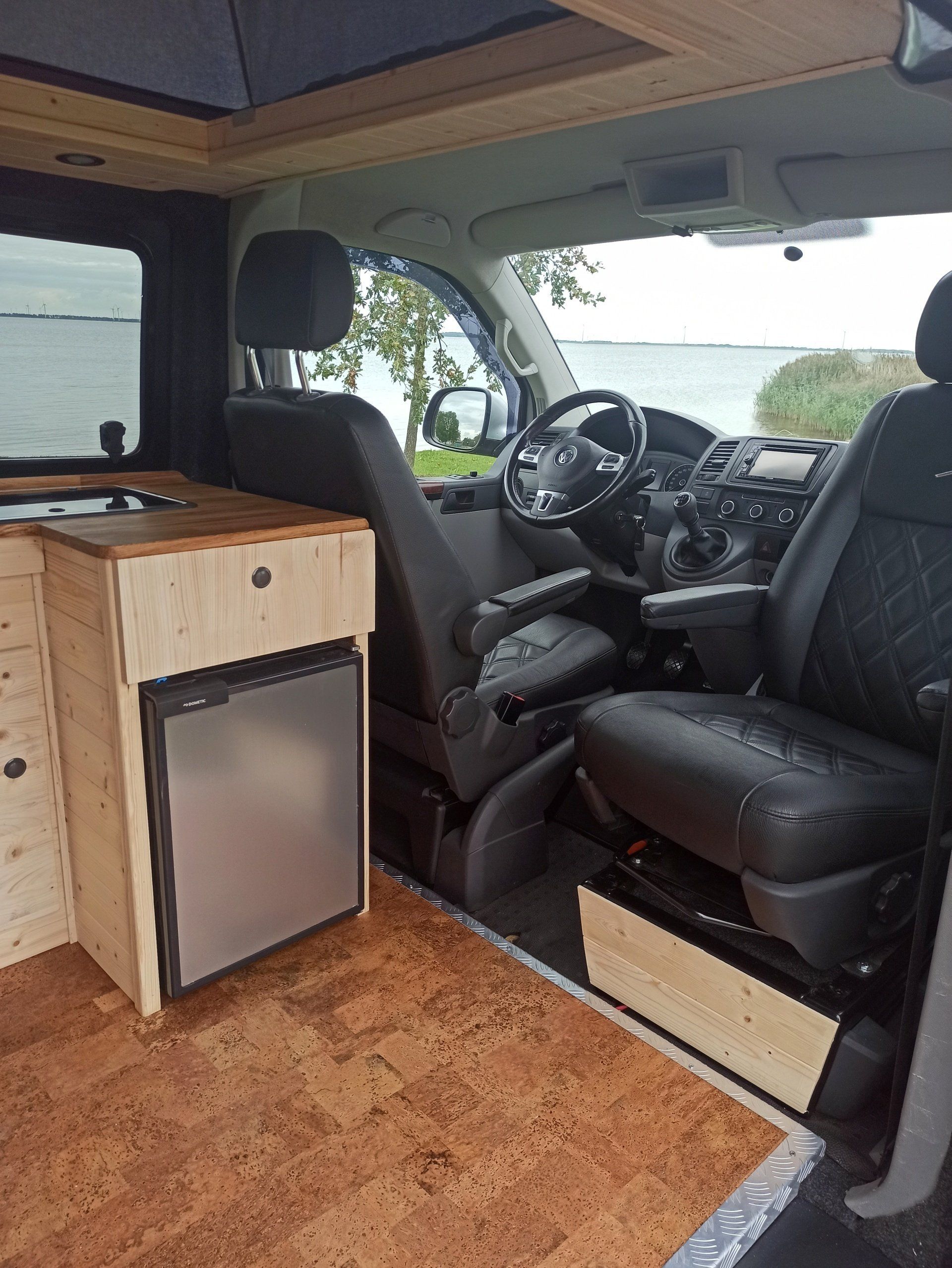 volkswagen t5 buscamper inbouw leren voorstoelen draaibaar