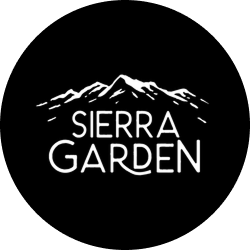 Logotipo do Sierra Garden: texto branco e silhueta de montanha em um círculo preto.