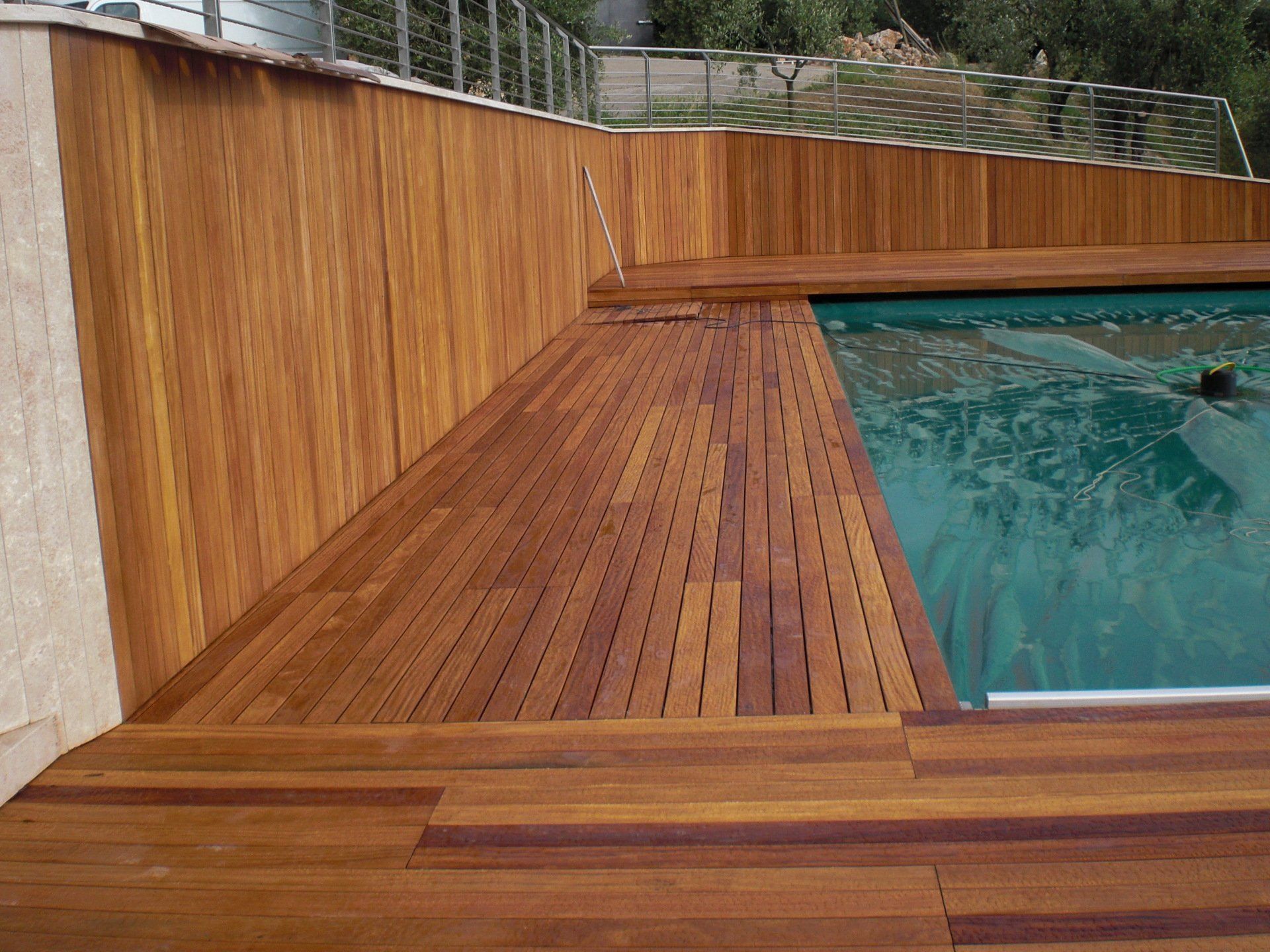 Rivestimento in legno per bordo piscina