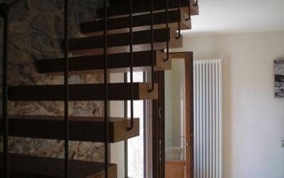 Scala con gradini in legno