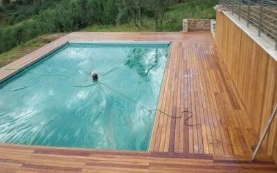 Rivestimento in legno per bordo piscina
