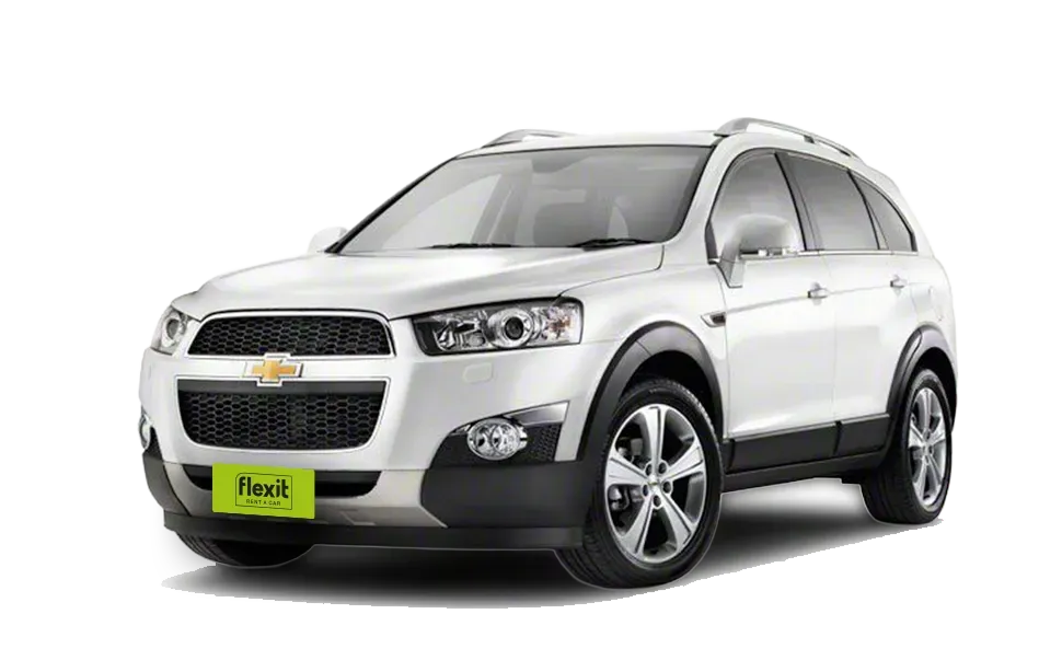 SUV Chevrolet Captiva blanca con detalles en negro; placa