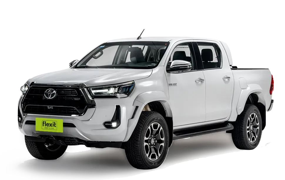 Camioneta Toyota Hilux de color blanco, vista frontal, sobre fondo blanco.