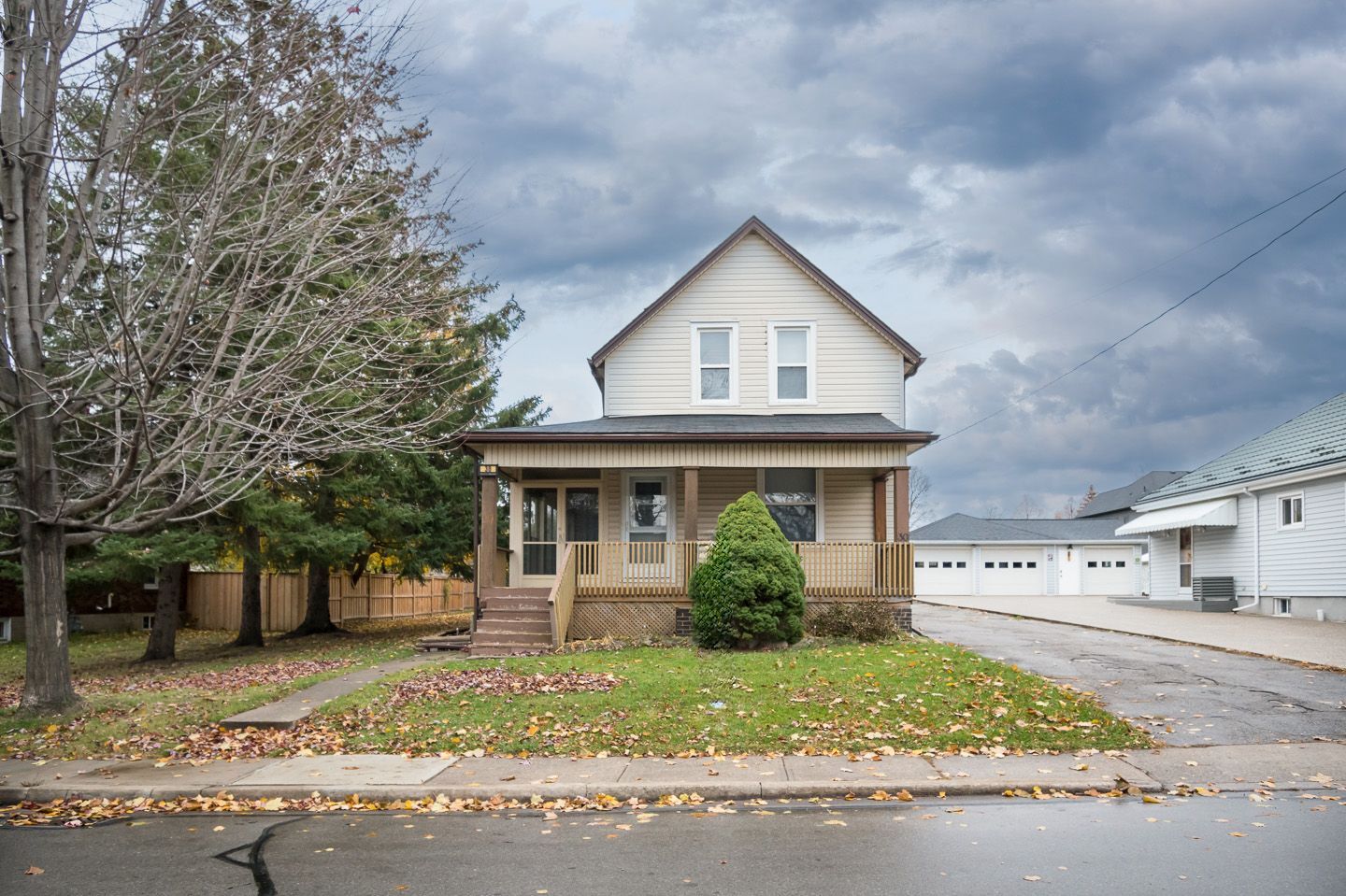 30 robert street, Milton, Ontario the front of the house with a porch and a garage