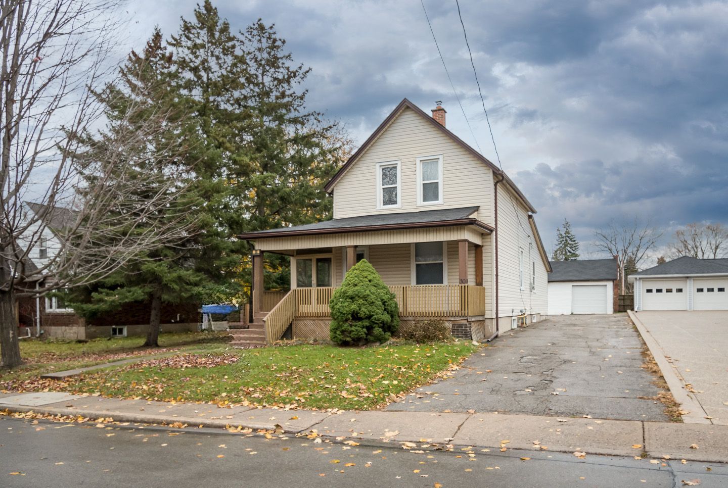 30 robert street, Milton, Ontario  house with a garage in front of it