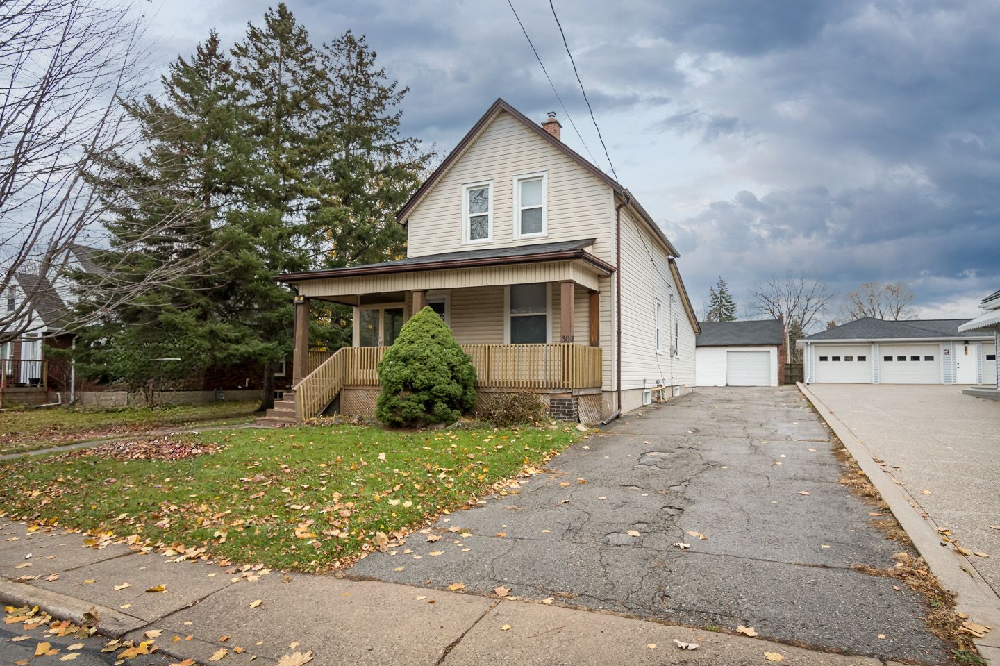 30 robert street, Milton, Ontario  house with a garage and a driveway in front of it