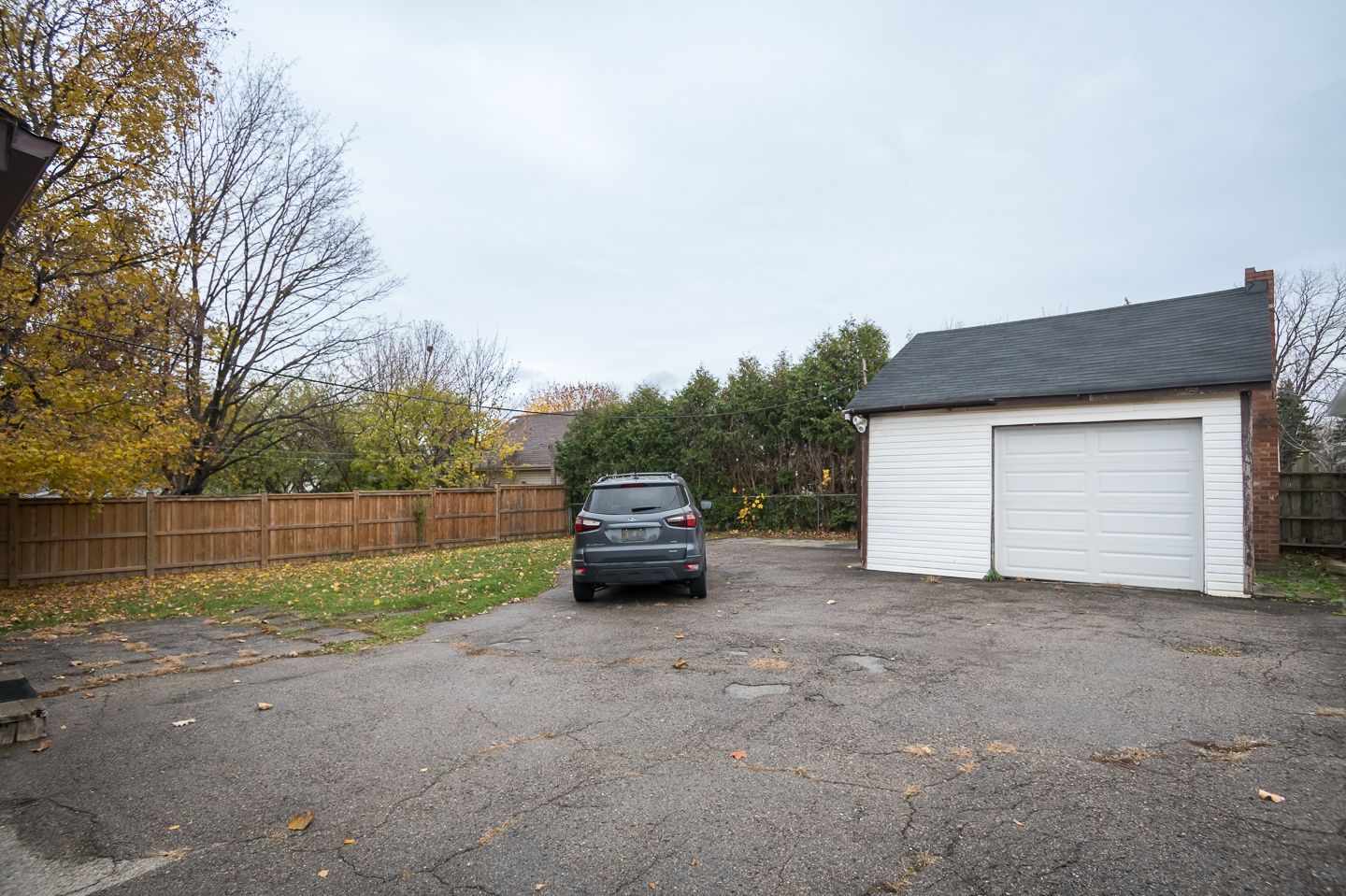 30 robert street, Milton, Ontario driveway